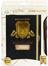 Dárkový set bloku s propiskou v grafice hůlky Harry Potter: Štít Bradavic (blok A5 14,8 x 19 cm)