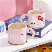 Embosovaný hrnček Paladone: Hello Kitty